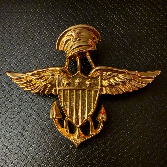 Vintage Signed “Ann Hand” Goldtone “Joint Forces” Brooch - Picture 3 of 9